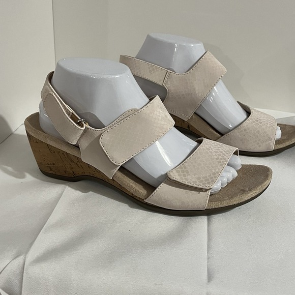 Vionic Snake Print Adjustable Wedge Kenya In Beige Size 9.5 - Picture 2 of 8
